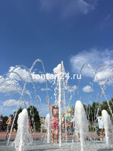 Городской фонтан на площади